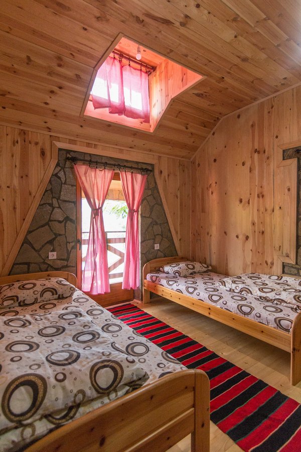 Twin bedroom with skylight